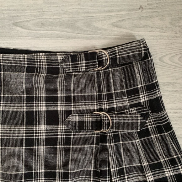 Urban Outfitters Plaid Gray Skirt - Picture 4 of 7
